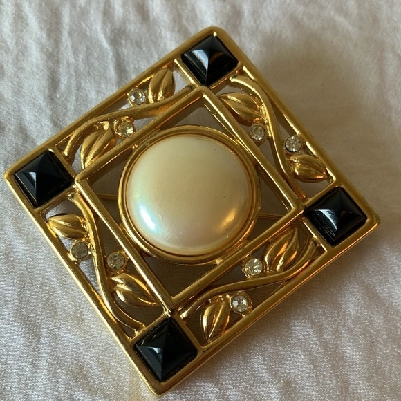 Monet: Vintage Art Deco 1.5" Faux Pearl/Black Cab Crystal Brooch - Picture 10 of 14